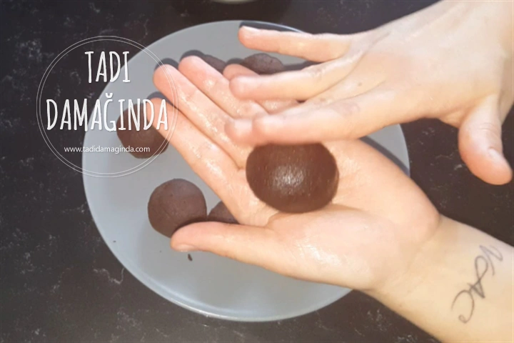 Bisküvili Fındıklı Nefis Çikolata Topları