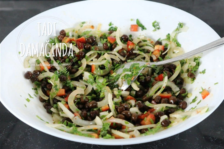 Siyah Nohut Salatası