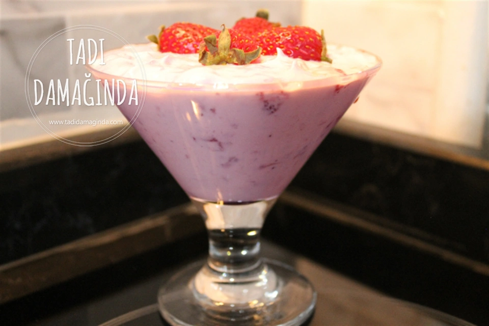Ev Yapımı Çilekli Yoğurt