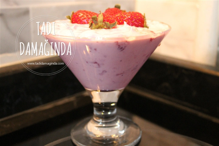 Ev Yapımı Çilekli Yoğurt