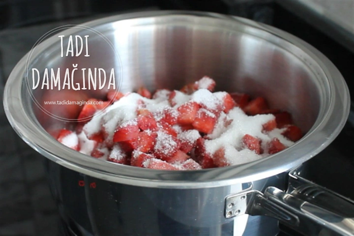 Ev Yapımı Çilekli Yoğurt