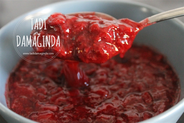 Ev Yapımı Çilekli Yoğurt
