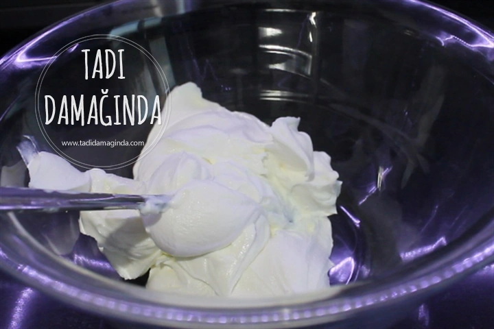 Ev Yapımı Çilekli Yoğurt