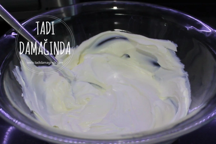 Ev Yapımı Çilekli Yoğurt