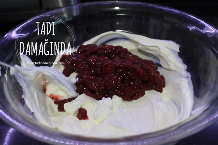 Ev Yapımı Çilekli Yoğurt