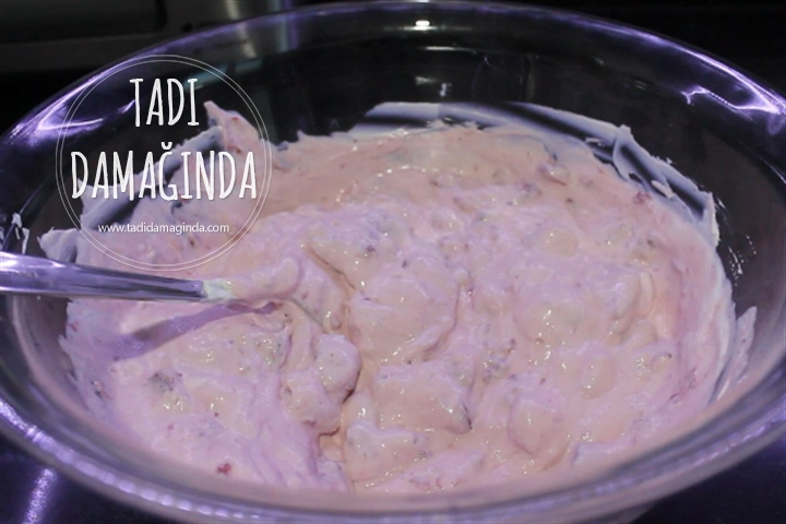 Ev Yapımı Çilekli Yoğurt