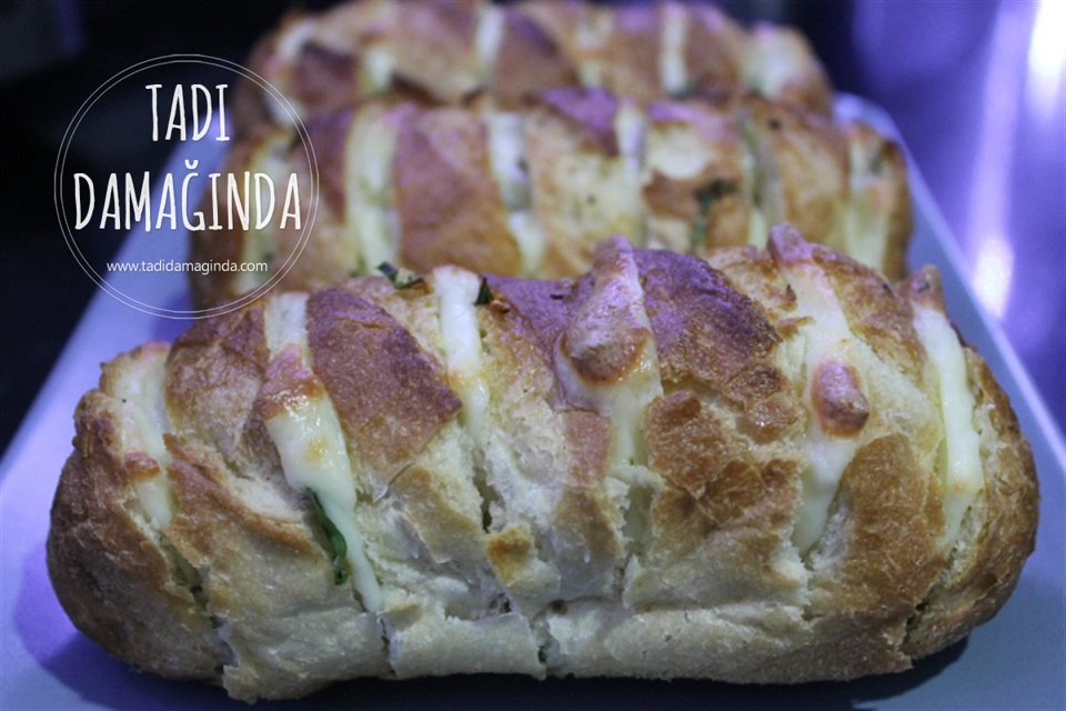 Sarımsaklı Kaşarlı Yelpaze Ekmek