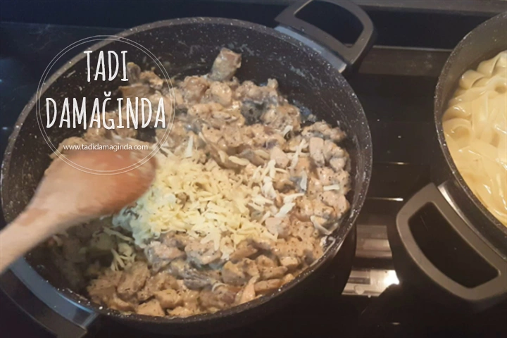 Tavuklu Mantarlı Fettuccine Alfredo