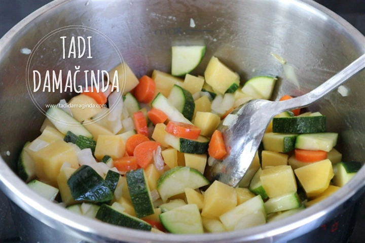 Bitkisel Sütlü Sebzeli Kabak Çorbası