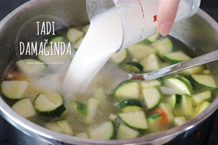 Bitkisel Sütlü Sebzeli Kabak Çorbası