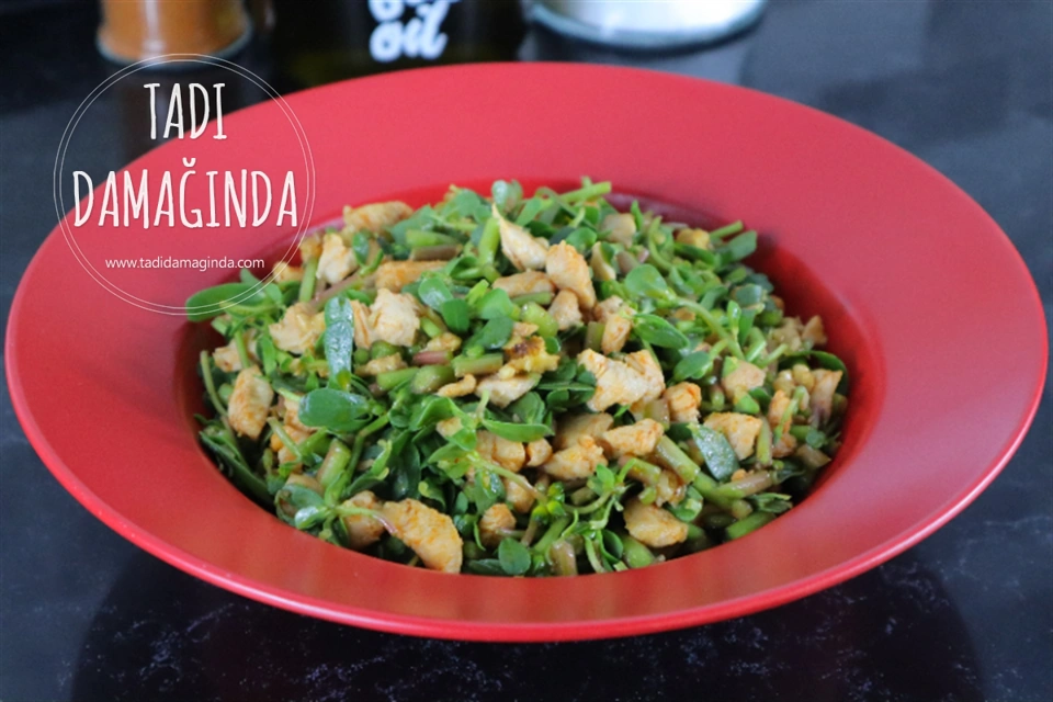 Tavuklu Cevizli Semizotu Salatası