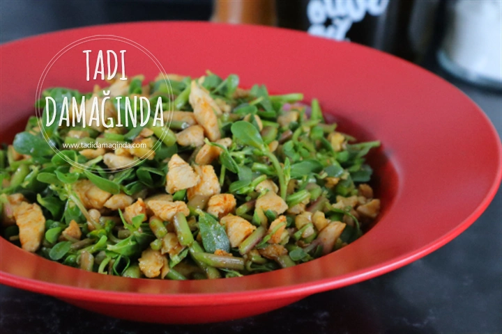 Tavuklu Cevizli Semizotu Salatası