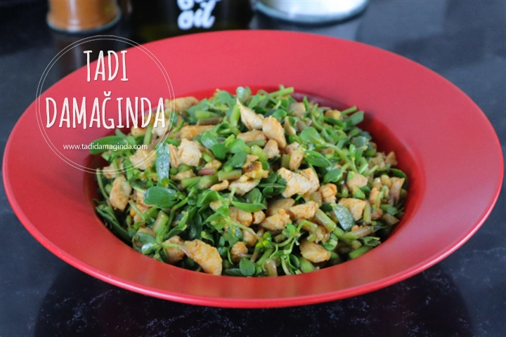 Tavuklu Cevizli Semizotu Salatası