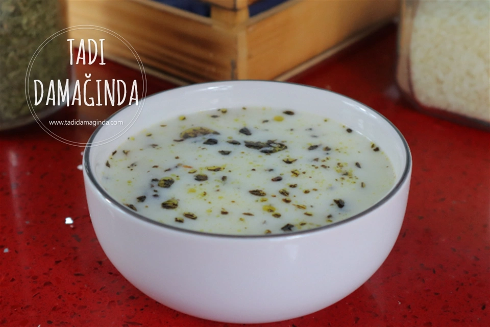Terbiyesi Tencerede Pratik Yoğurt Çorbası