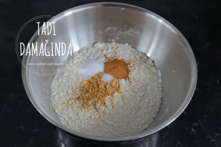 Ren Geyiği Şeklinde Gingerbread Cookie