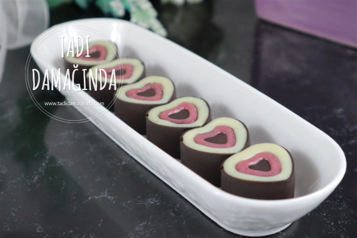 Ev Yapımı 3 Renkli Kalp Çikolata (Rafine Şekersiz ve Vegan)