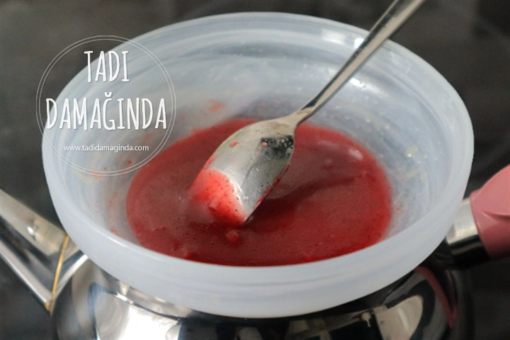 Ev Yapımı 3 Renkli Kalp Çikolata (Rafine Şekersiz ve Vegan)