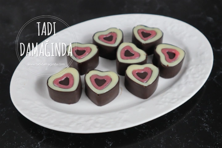 Ev Yapımı 3 Renkli Kalp Çikolata (Rafine Şekersiz ve Vegan)