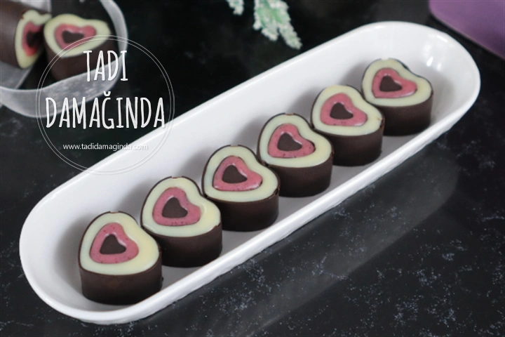 Ev Yapımı 3 Renkli Kalp Çikolata (Rafine Şekersiz ve Vegan)